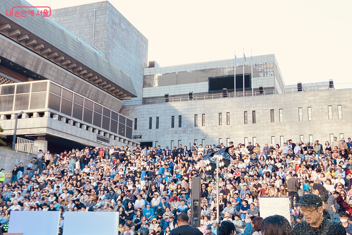세종문화회관 계단이 공연을 즐기는 시민들로 가득찼다. ⓒ 김경선