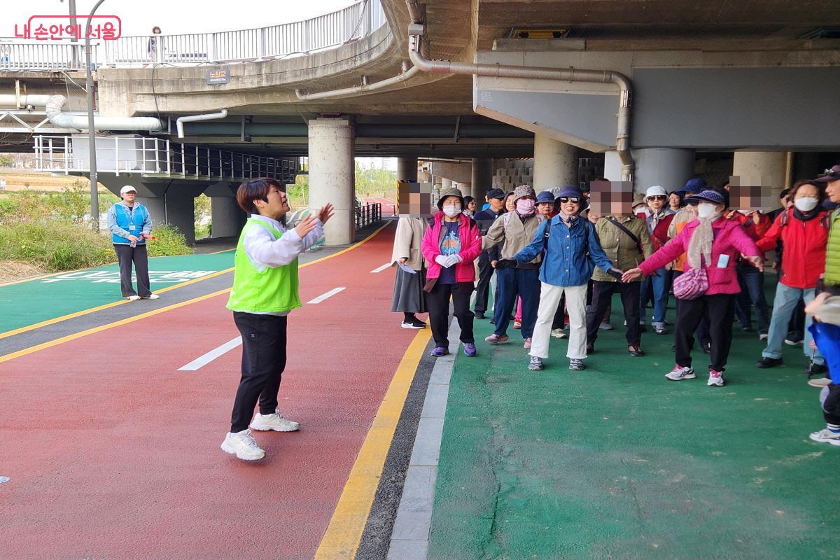'북부런'에 참가한 어르신과 주민들이 출발에 앞서 간단한 몸풀기 체조를 한다. ⓒ윤혜숙