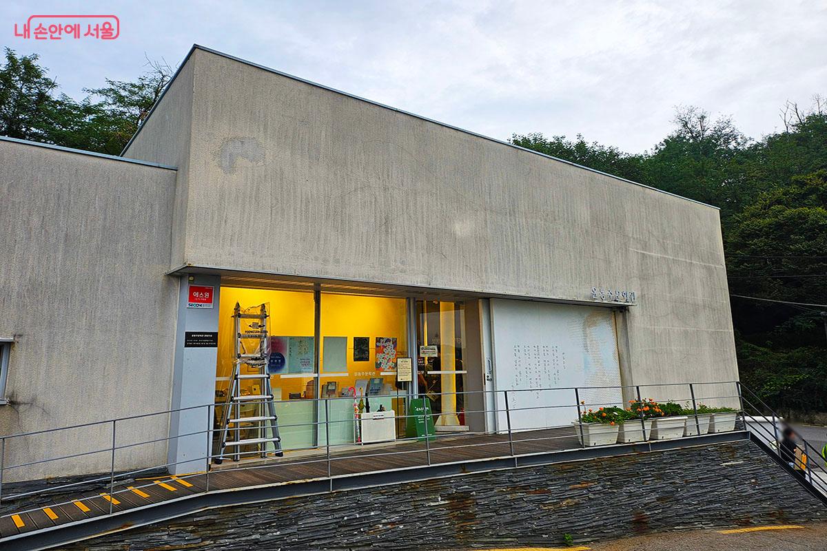 윤동주 시인의 친필 원고와 유품이 전시된 윤동주문학관 ©이정민