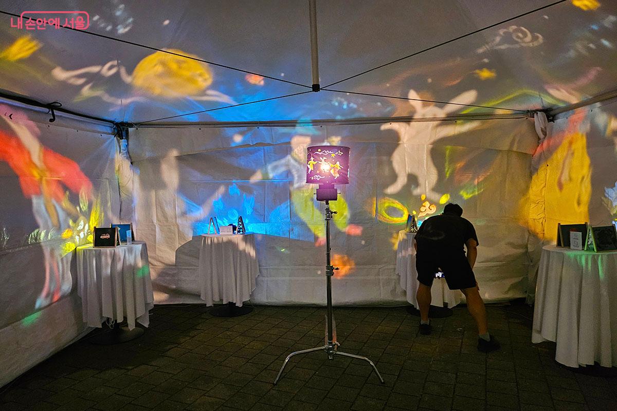 조명과 만화경으로 빛의 색감과 모양을 공간에 연출한 이화여자대학교의 빛놀이 프로그램 ©이정민