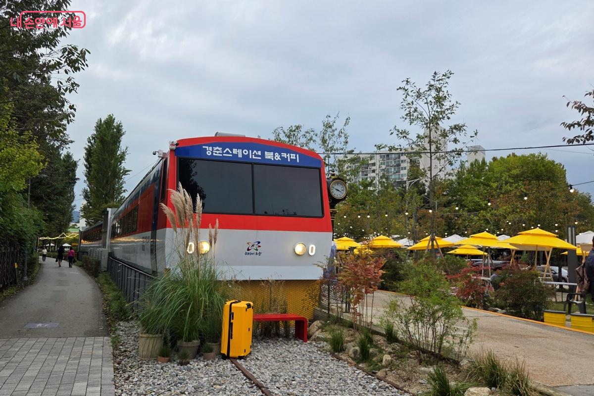 경춘선스테이션은 무궁화호 열차를 개조해 작은도서관과 카페로 운영 중이다. ©김미선