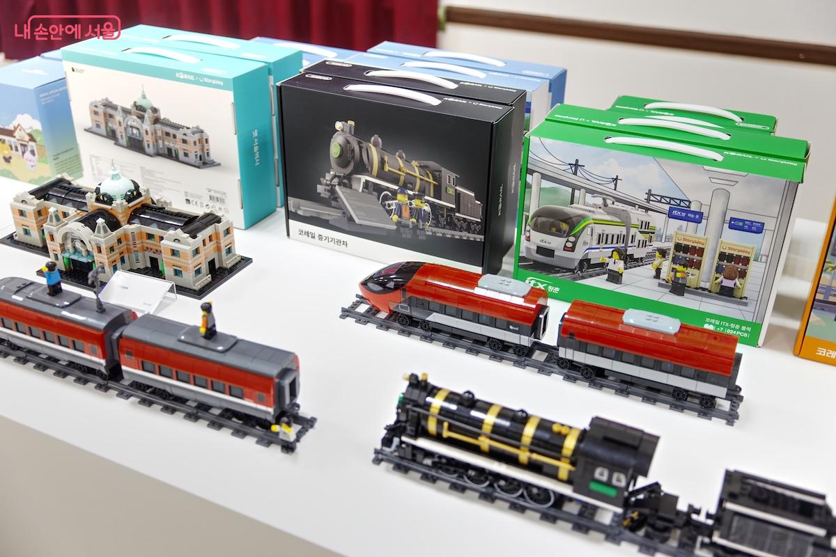 옛 서울역을 떠올리게 하는 기념품을 구매할 수 있다. ©임중빈