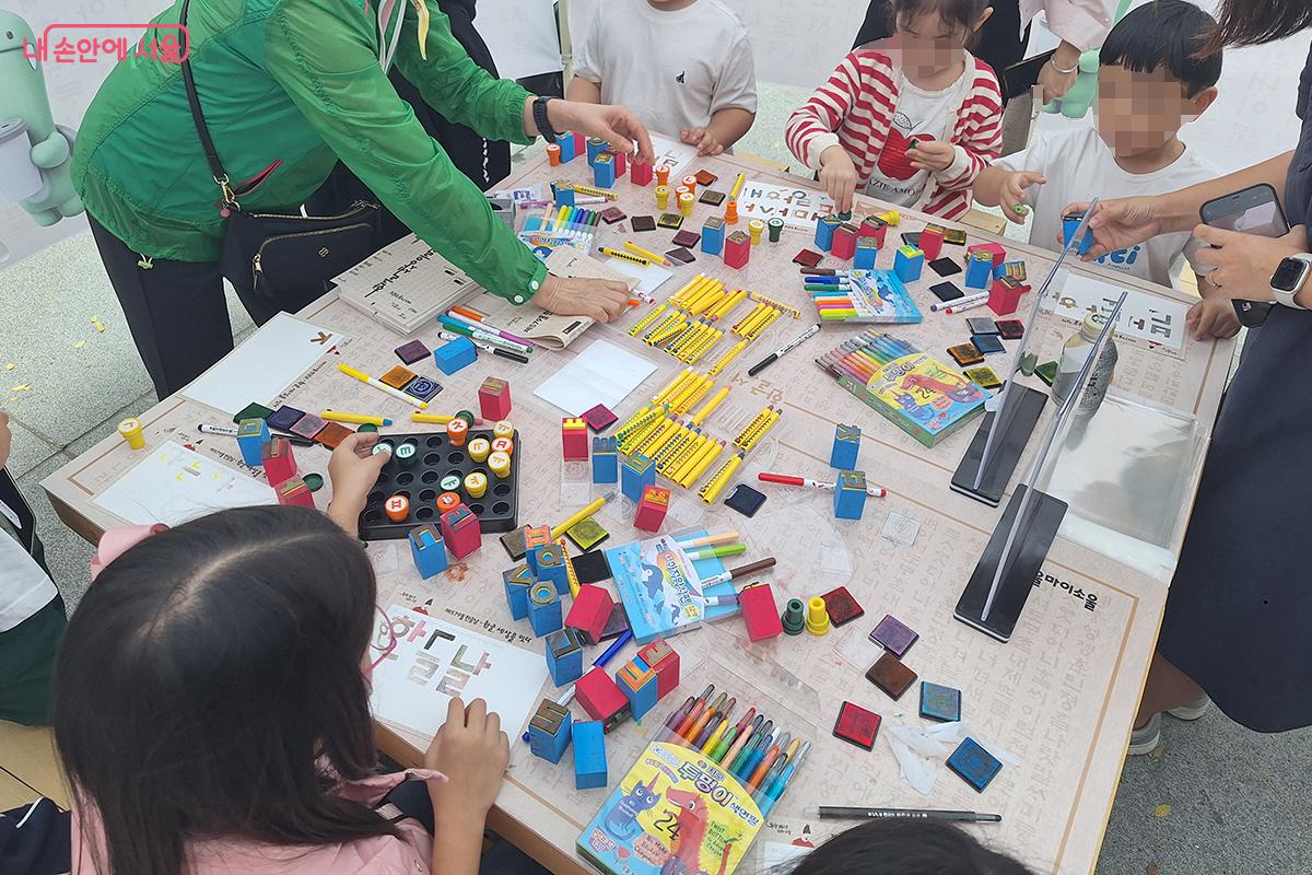 아이들이 나만의 멋글씨를 만들고 있다. ©백승훈