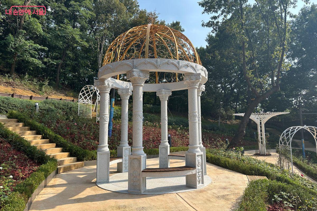 독특한 모양의 구조물도 있다. ©김재형