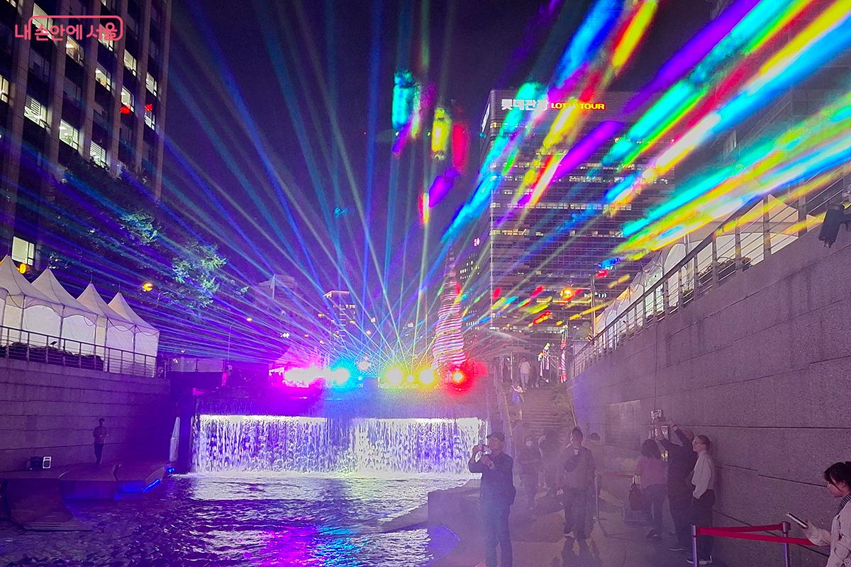 청계천 복원 20주년을 기념하는 레이저 쇼는 밤하늘을 수놓으며 축제의 분위기를 최고조로 끌어올린다. ©이혜숙