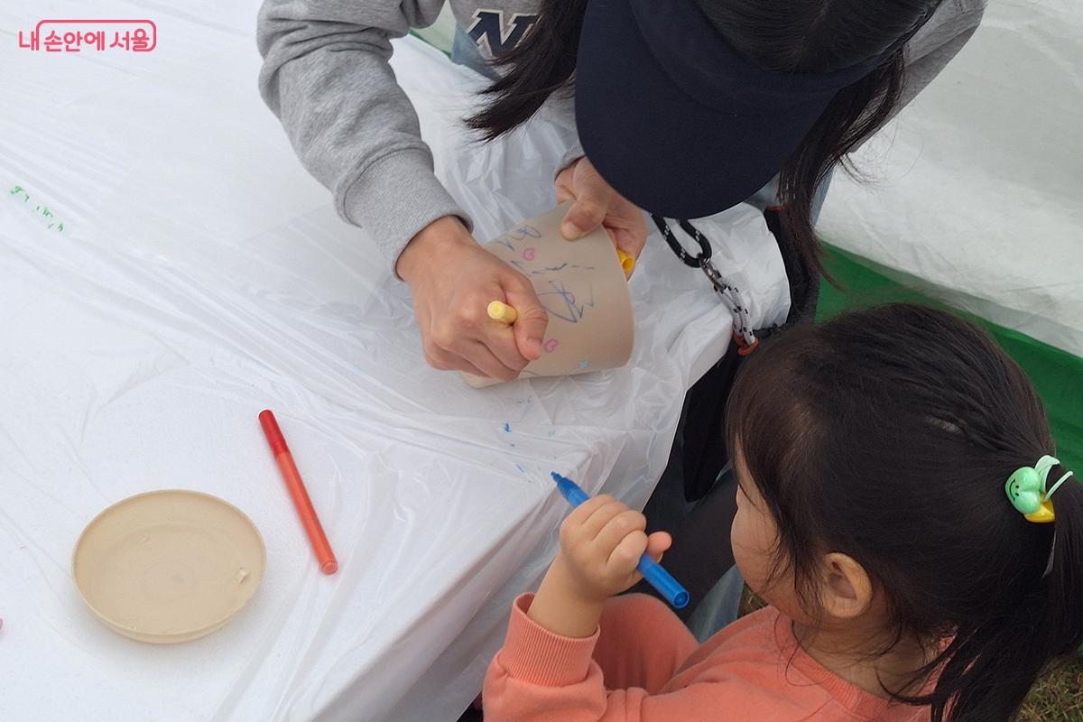 아이들이 재활용한 플라스틱 통을 깨끗이 씻은 후 아크릴 물감이나 마카펜 등을 이용해 세상에 하나뿐인 나만의 화분을 만든다. ©이혜숙