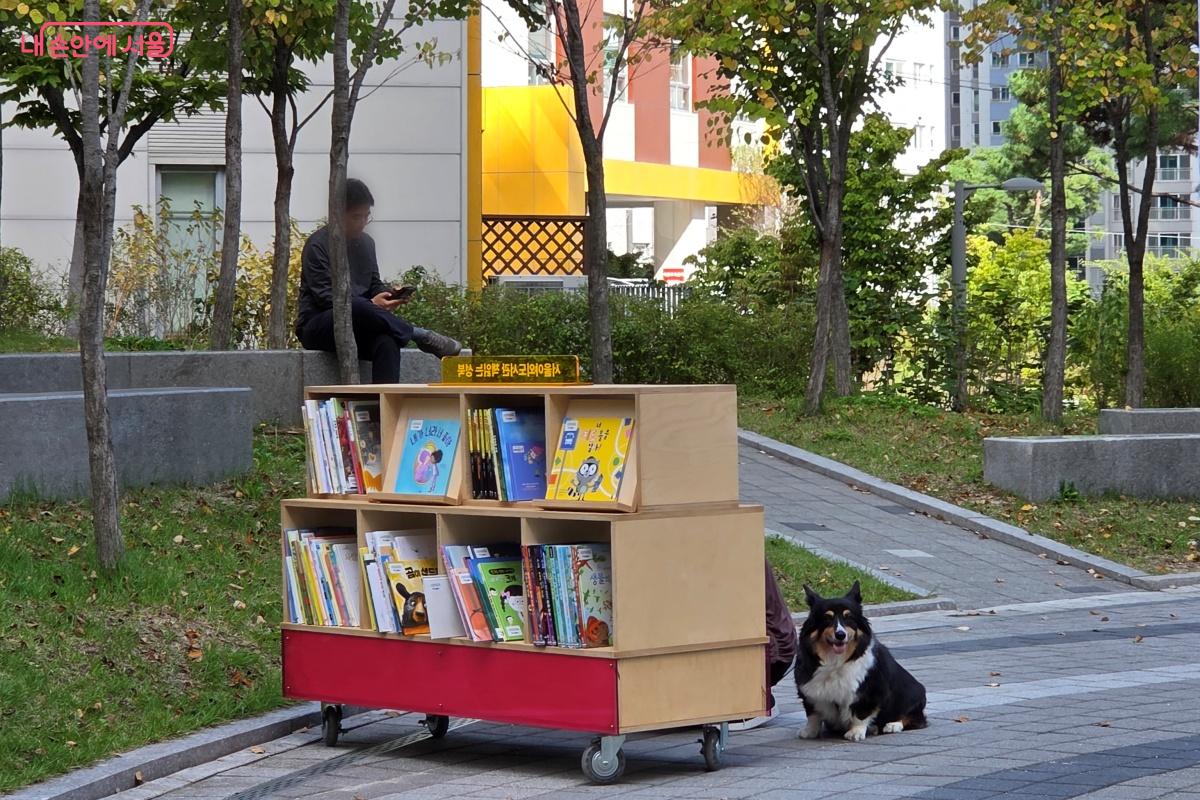 반려견과 산책 나온 시민도, 산책을 하다 멈춘 시민도 책을 읽는다. ©김미선
