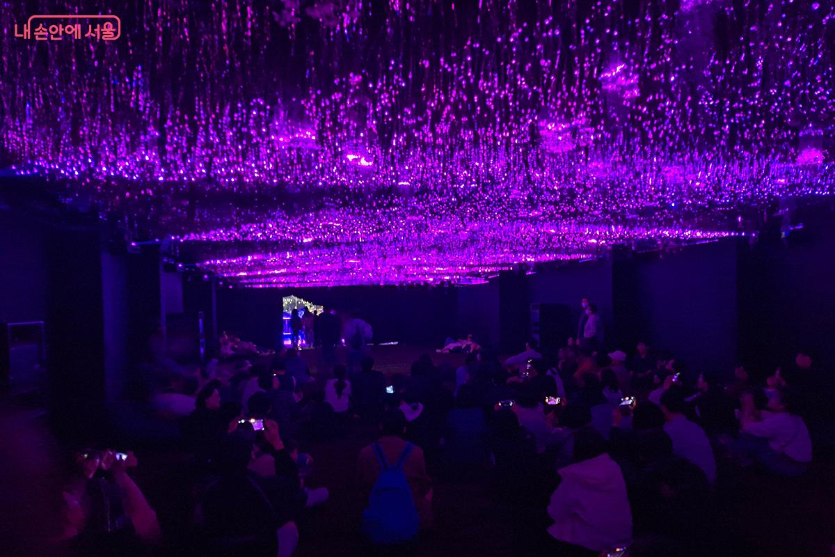 가로 10m, 세로50m의 거대한 상자 같은 건물 안에서, 음향 효과와 레이저 빛을 이용해  낯설고 환상적인 공간을 연출한다.