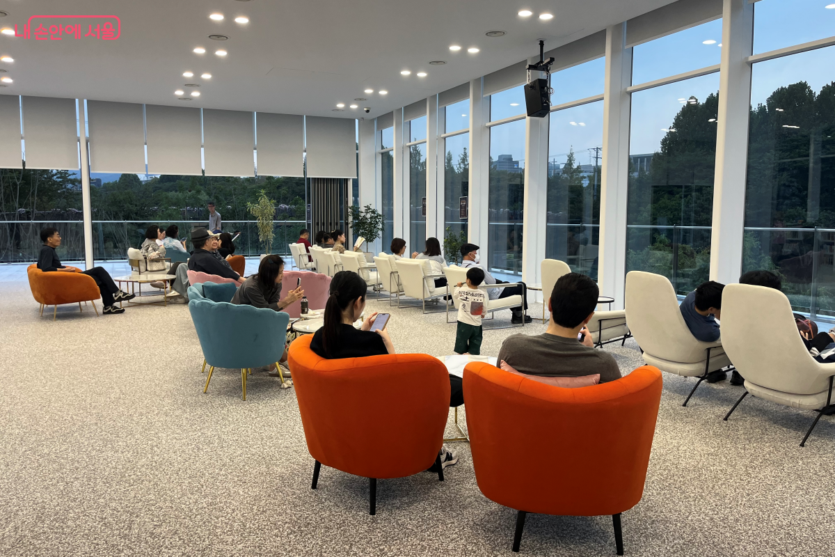 양재천 수변문화쉼터 1층은 카페형 쉼터로 운영된다. ©김연희