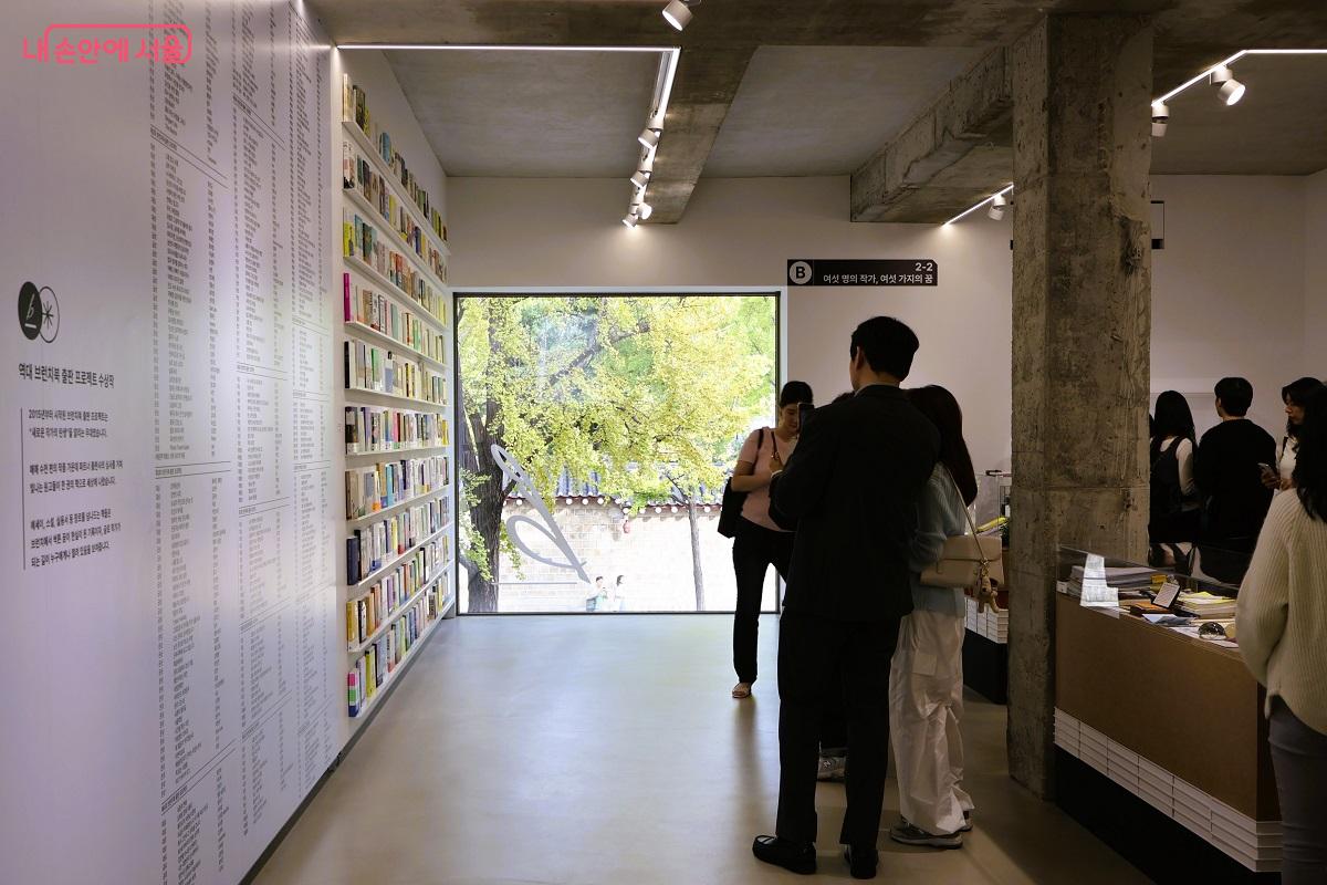 기존 건물 + 신축 건물의 대비, 내부-외부 관계, 세 동의 구성이 흥미롭다. ©이봉덕