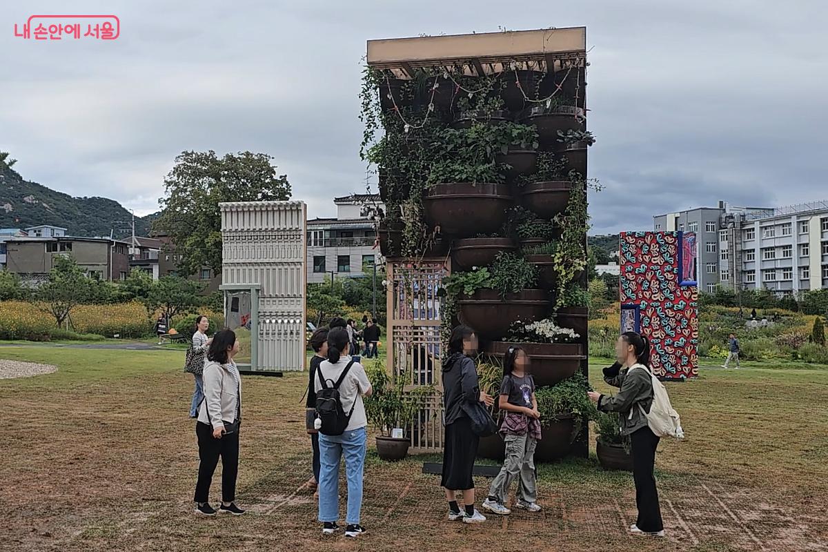 열린송현녹지광장의 일상의 전시물 중 인기를 끈 '살아있는 레스토랑' 전시물 ⓒ오도연