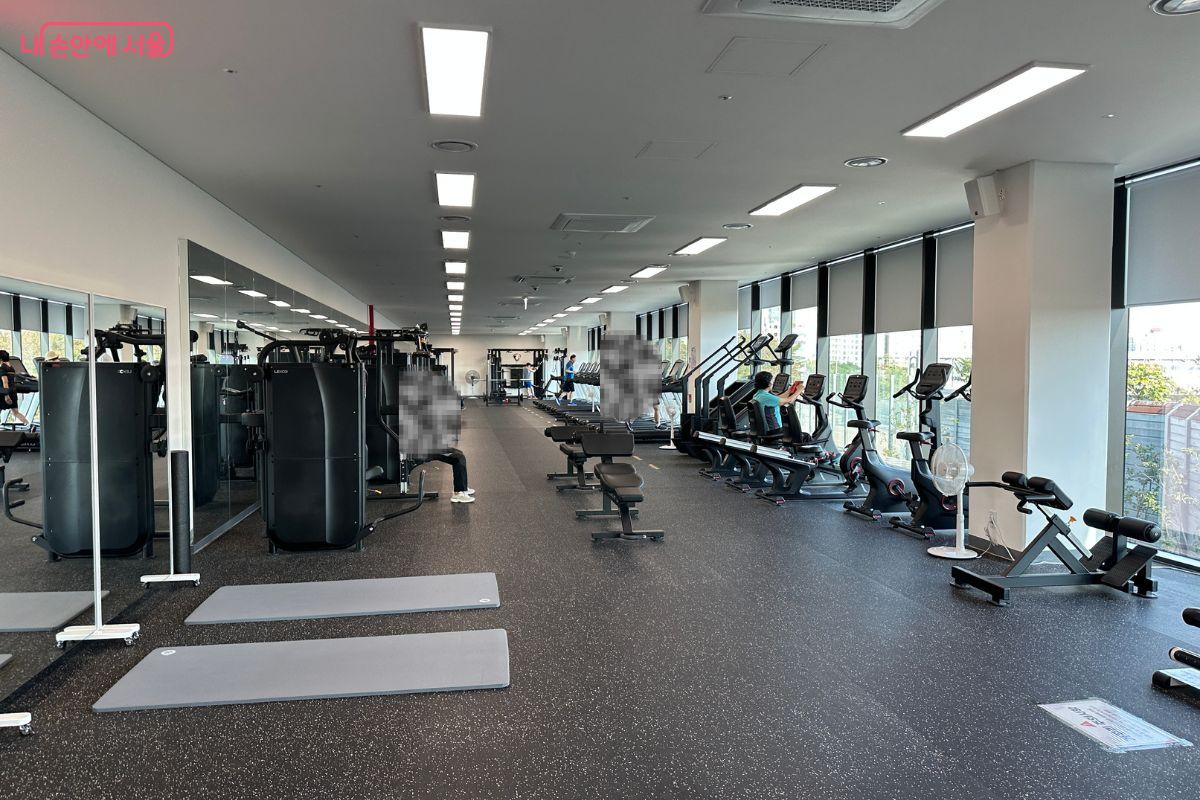 피트니스센터에서 한강을 바라보며 운동을 즐길 수 있다. ©김재형