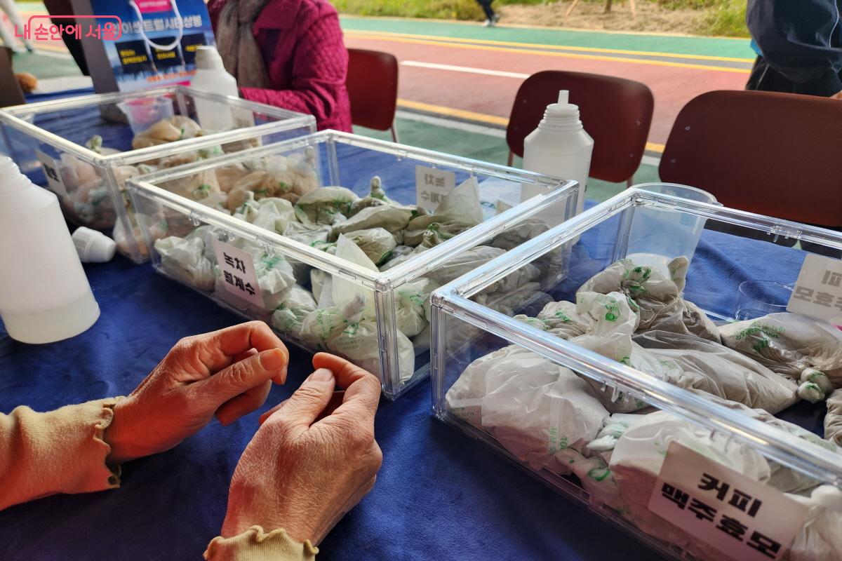 황토, 녹차월계수, 커피맥주효모 3가지 분말 중에 하나를 골라서 고체샴푸바를 만들고 있다. ⓒ윤혜숙