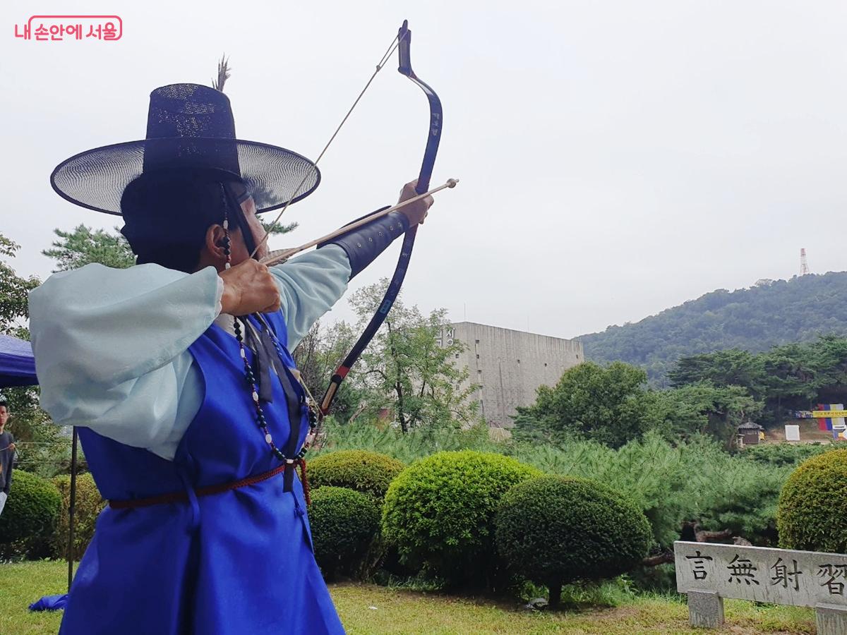 장안편사놀이는 조선시대 편을 나눠 활쏘기를 겨뤘던 전통 단체 경기다. ©엄윤주