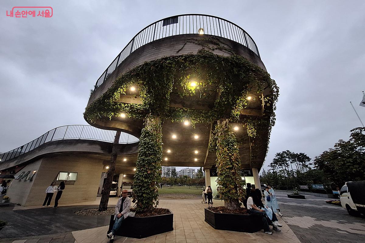 율현공원의 관리사무소는 곡선과 직선이 조화롭게 어우러진 건축물로 유명하다. ©이혜숙