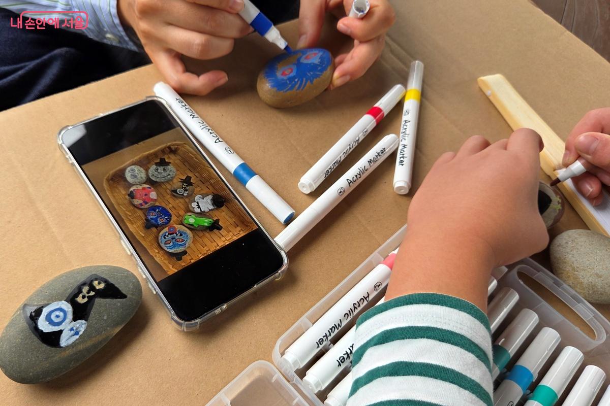 여행하는 돌 하나는 서울의 공원에 놓여질 계획이다. ©김미선