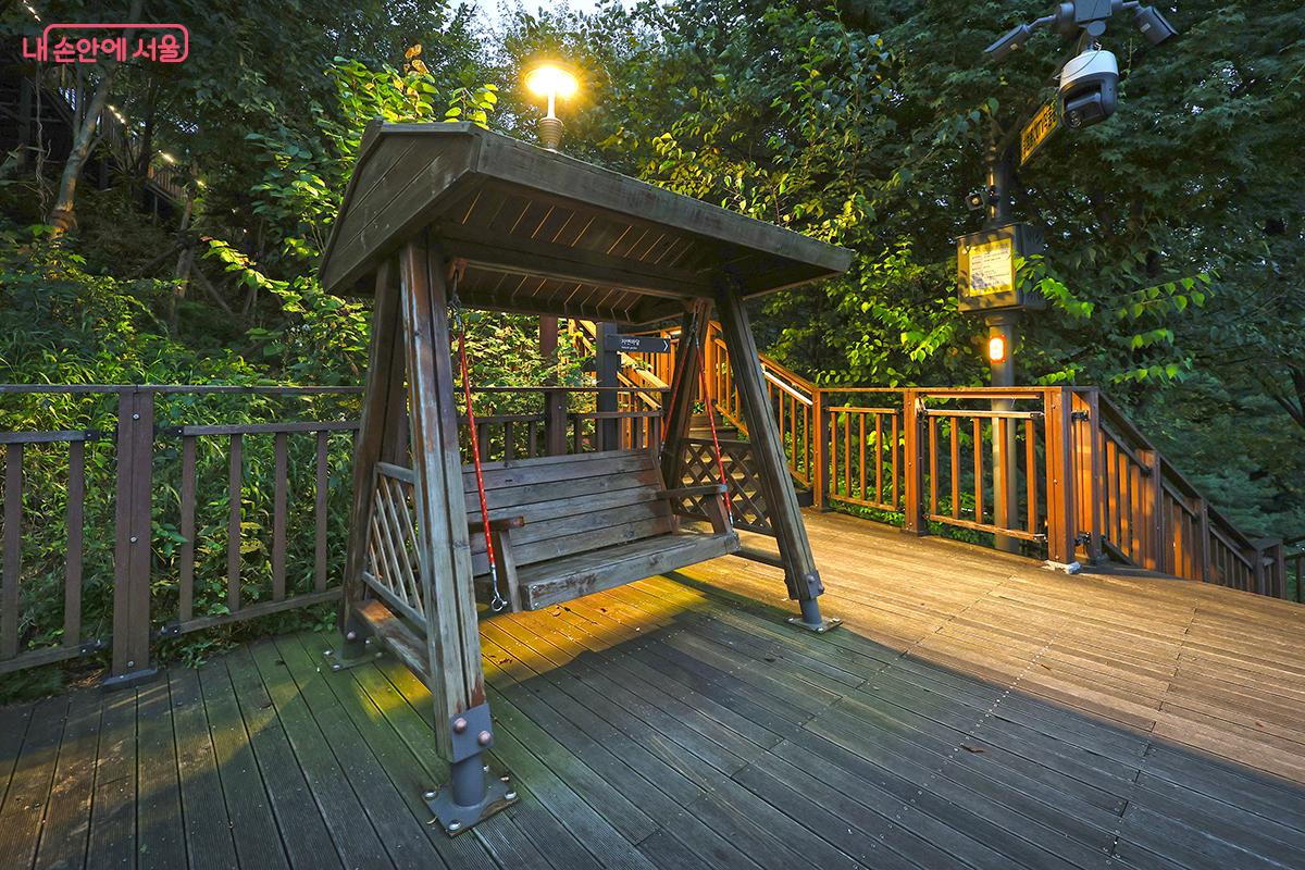 곳곳에 쉼터와 벤치가 놓여 있어 데이트를 즐기기 좋다. ©김주연
