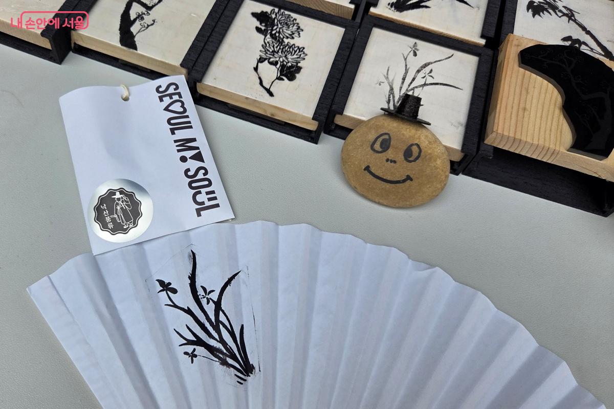 방향제를 받았고 여행하는 돌 그리기, 부채 꾸미기까지 진행했다. ©김미선