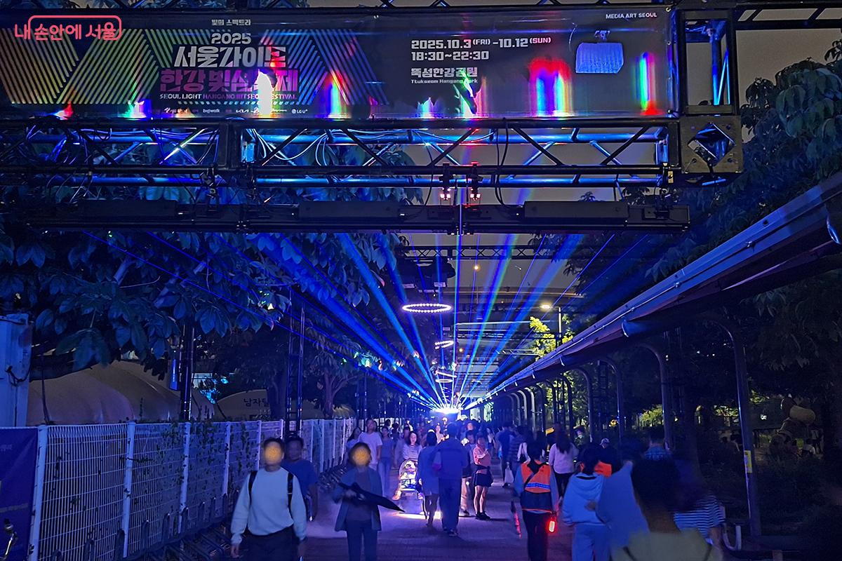 <라이트 플로우>는 전자음악과 레이저 빛으로 한강의 흐름을 재해석한 빛의 터널로 시민들의 눈길을 끈다.