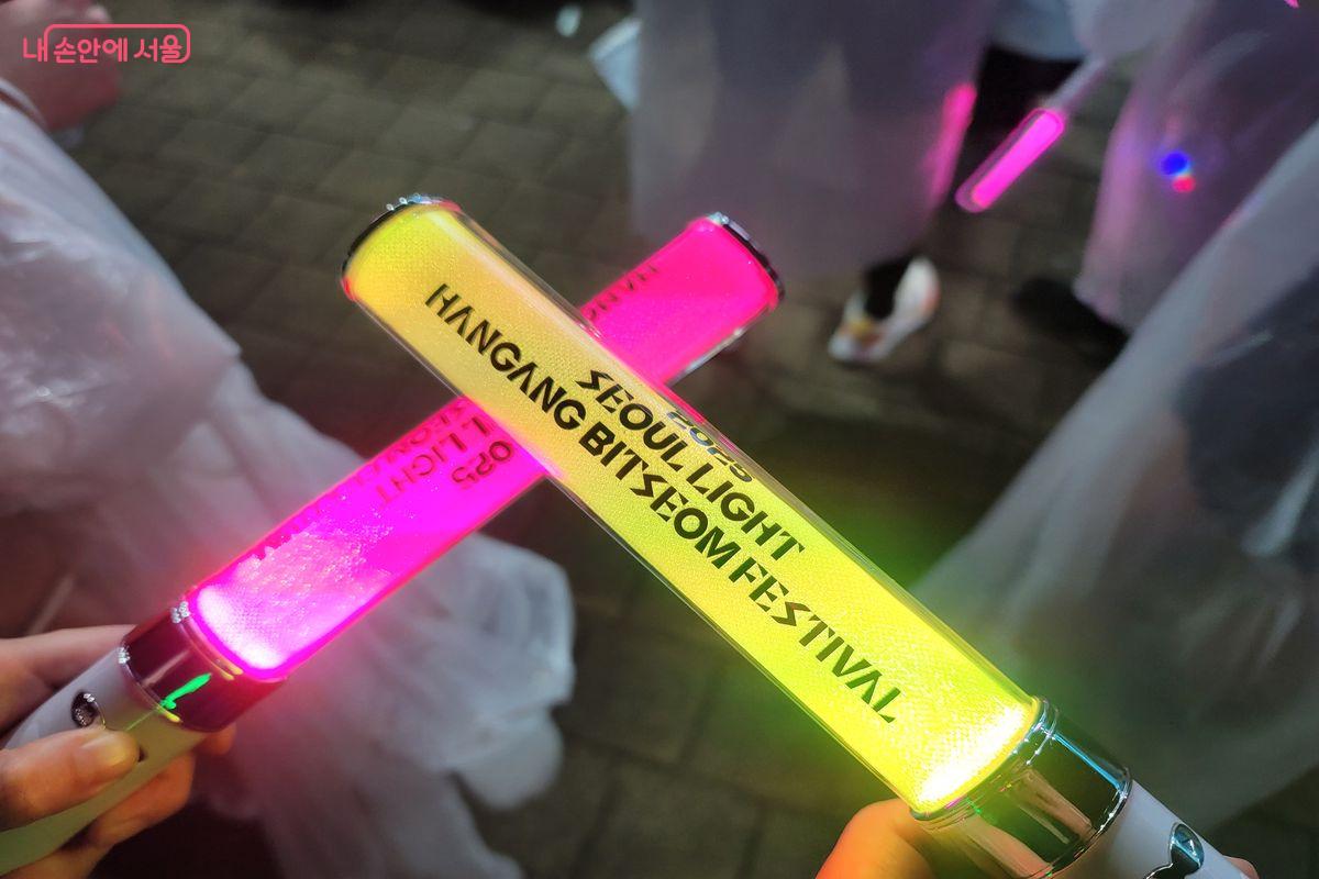 라이트런 참가자들에게 제공되는 굿즈로 참가자들은 이 야광봉을 들고 뛰었다.ⓒ이동영