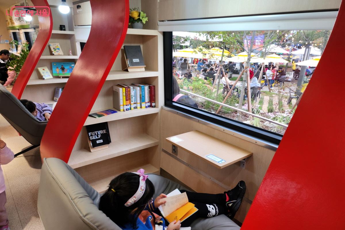 아이가 열차 창문 칸에 자리 잡고 책을 읽는 모습 ©염지연