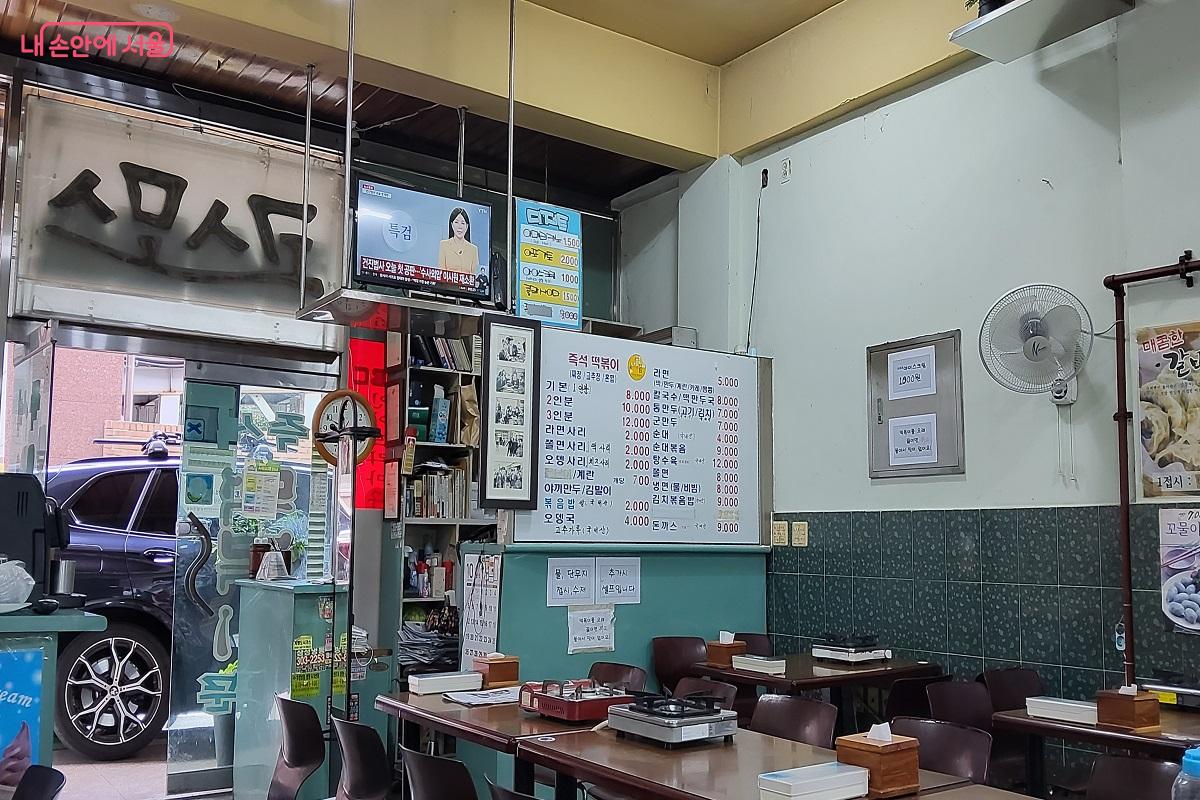 예스러운 간판과 장식물 하나하나가 정겹게 느껴진다. ©권수진  