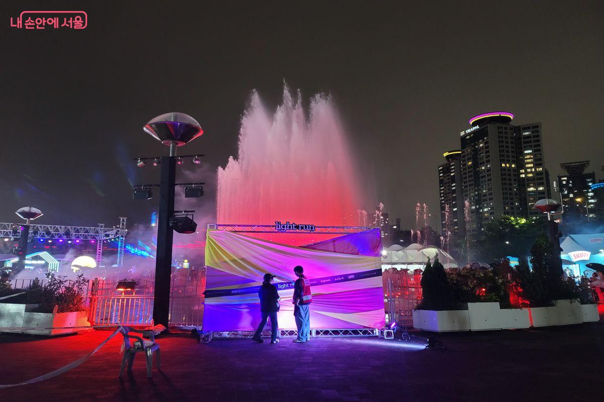 2025 라이트런 참가자들이 기념 사진을 남길 수 있는 포토존 모습이다. ⓒ이동영