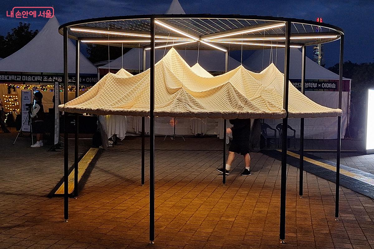 이화여대 조형예술학부 학부생들의 작품 '반짝이는 그곳에서 만나'