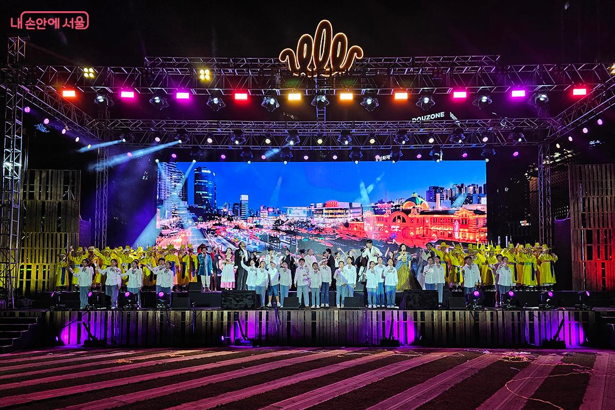 합창 피날레로 서울시장, 내빈, 시민, 예술가 모두가 함께 부르는 '서울의 찬가' ©이혜숙