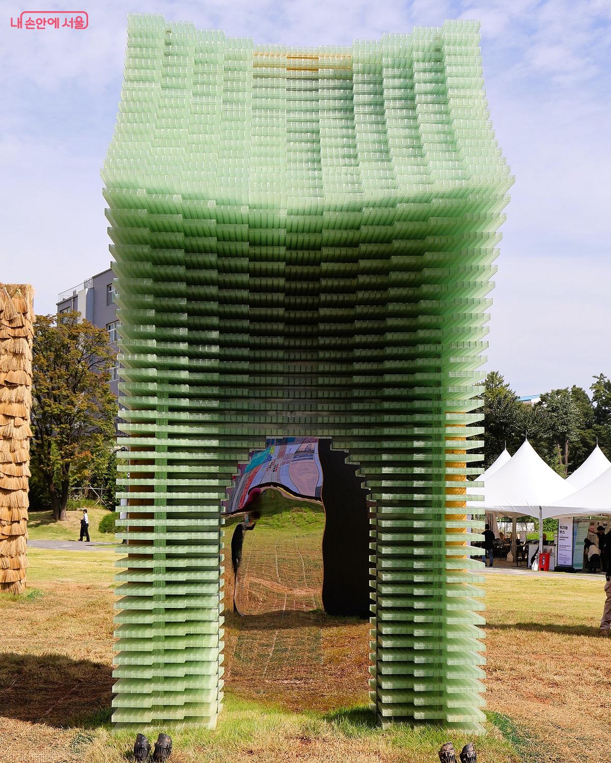 서로 겹쳐진 전통 한옥 지붕이 만들어 내는 패턴과 질감을 재해석한 소수 건축사무소 작 ‘서울 풍경’ ©이봉덕