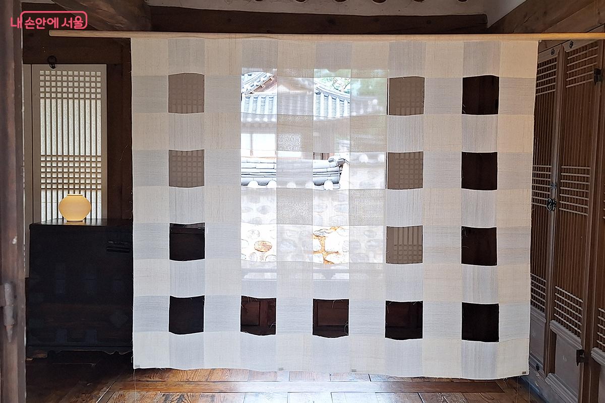 전시 제목 '집.zip'은 압축파일(.zip)이 흩어진 데이터를 하나로 묶듯 한국의 지혜와 미감을 현대적으로 엮어낸다는 의미를 담고 있다. ©백승훈