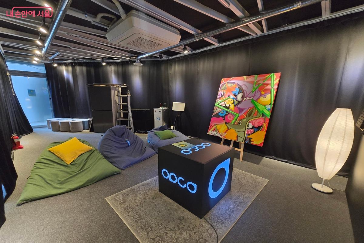 DJ 부스와 스피커, 푹신한 빈백들을 두루 갖추고 있다.©강사랑