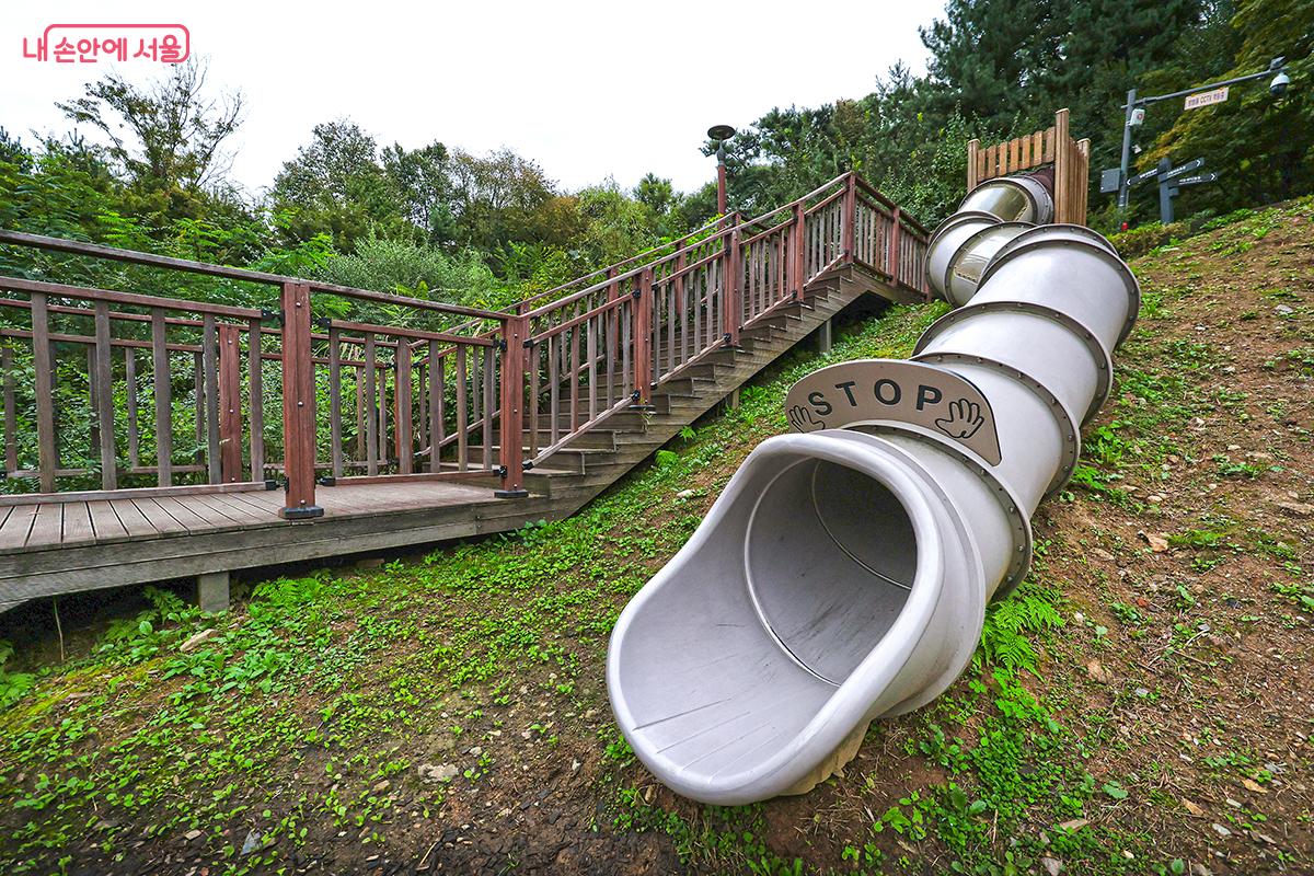 공원 내 아이들이 좋아하는 숲속 놀이터 ©김주연