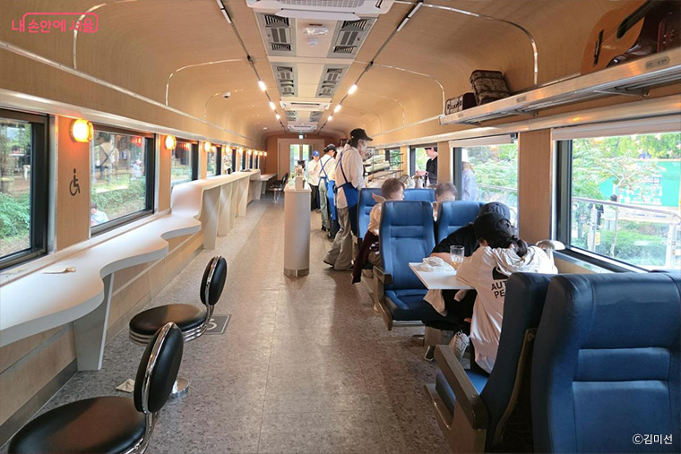 열차 객실을 도서관과 카페로 꾸며 기차여행을 떠나는 느낌이다. ©김미선