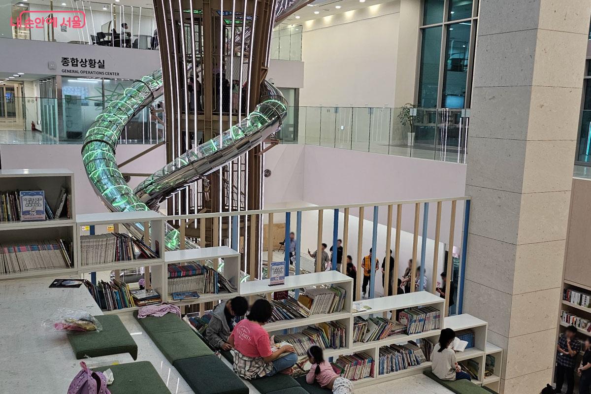 많은 주민들이 동작구청을 방문해 이용하고 있었다. ©홍혜수