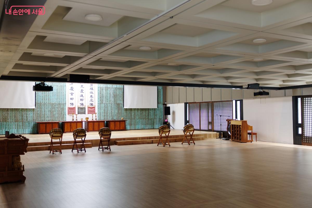 지상 1층에 있는 법당도 매우 쾌적하고 멋진 실내 건축미를 뽐내고 있다