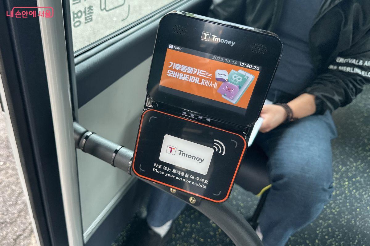 당분간은 무료 운행되지만, 승하차할 때 버스카드를 태그해야 한다.©김재형