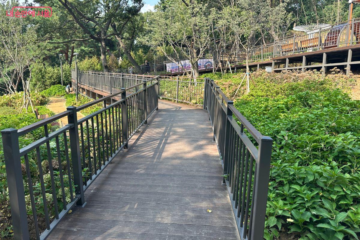 행복오름길은 무장애길로 편리하게 이용할 수 있다. ©김재형