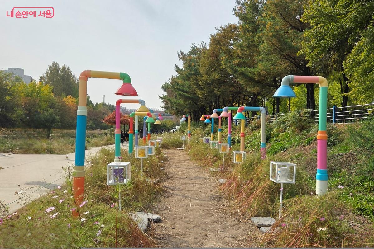 작품 하나하나의 설명을 읽어보는 재미도 크다. ©김미선