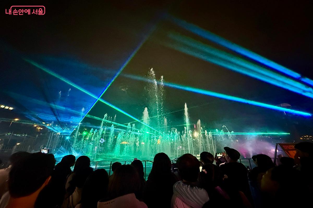 물소리와 빛, 물방울의 촉감이 더해져 환상적인 무대를 만들었다. ©김미정