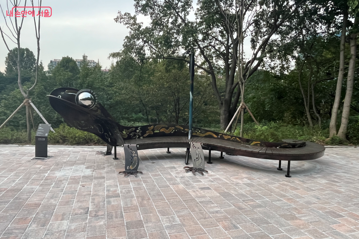 대모산으로 향하는 쉼터 마당의 조형물 ©김연희