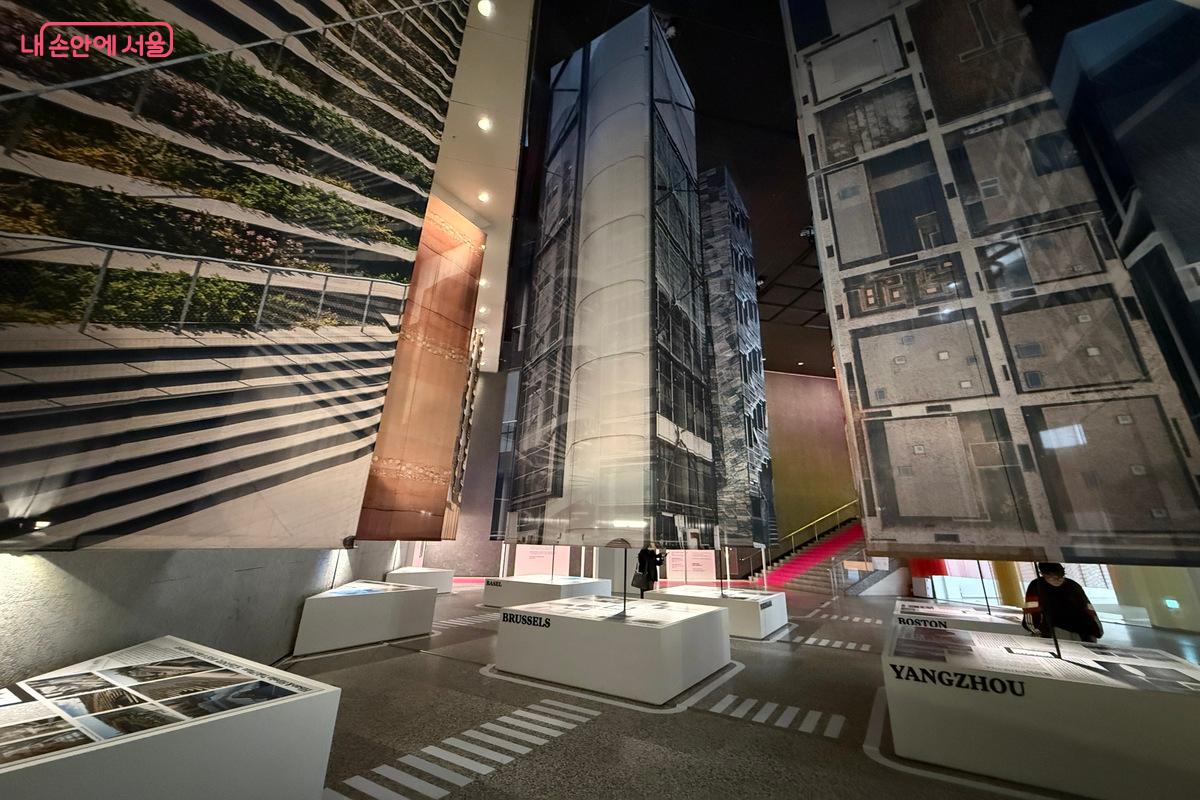 횡단보도를 건너며 도시를 여행하는 기분이 든다. ©우현희