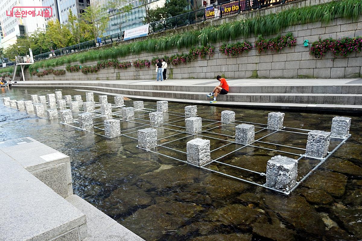 임근영·전재봉의 작품 ‘청계유석’을 물 위에서 볼 수 있다. ©김윤경