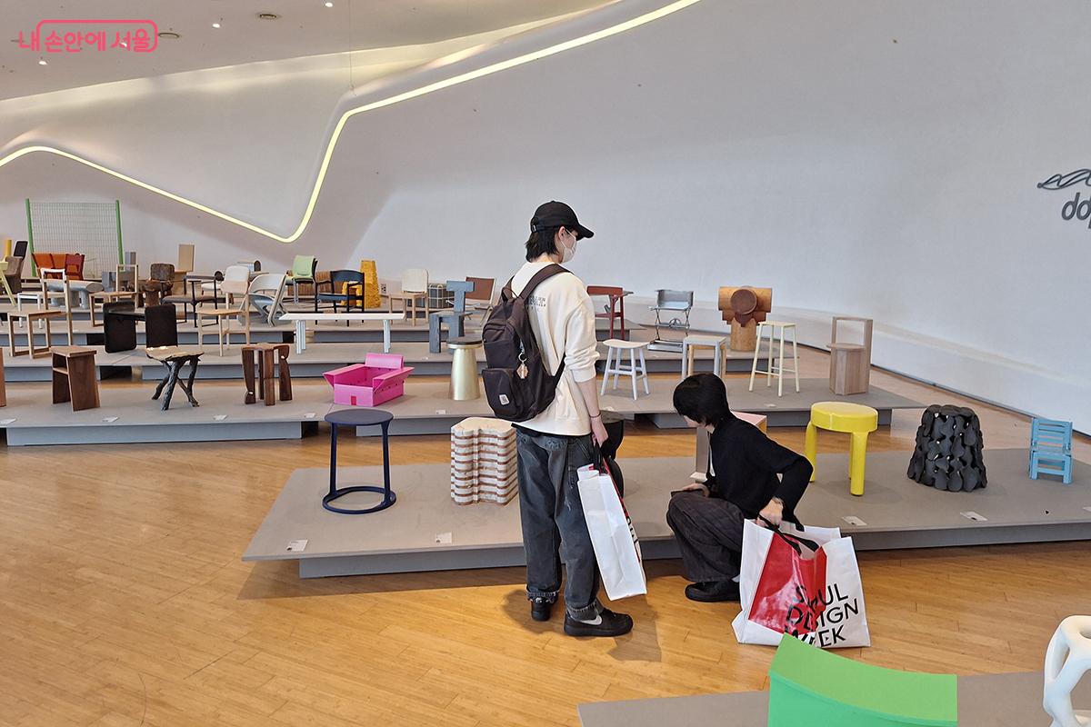 '시팅서울(Seating Seoul)' 특별 전시회가 DDP 디자인랩 4층 잔디사랑방에서 개최된다. ©백승훈