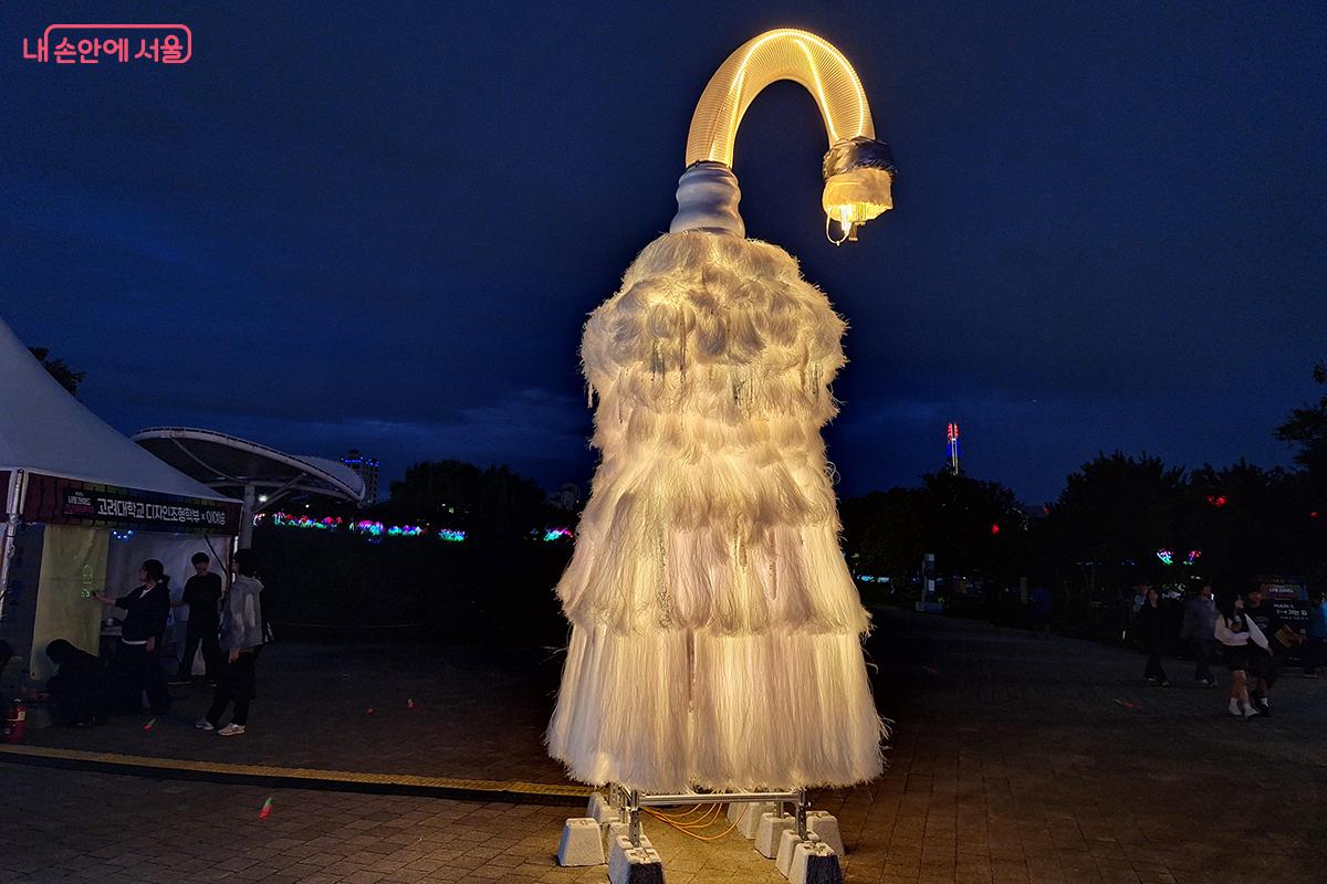 고려대학교 디자인조형학부의 빛 조형 설치 작품 'WISH(소망)'