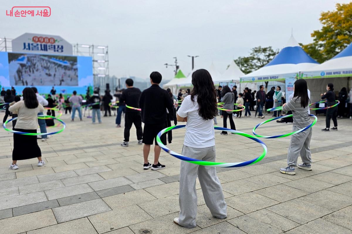 훌라후프를 돌리는 '9988 서울체력장' 참가자들 ©김윤경