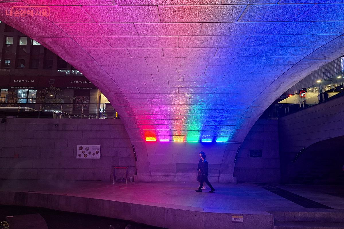 광통교 밑에 오색빛깔 무지개 색의 LED 라이트를 설치해 마치 무지개 다리를 건너는 듯한 착각을 불러일으킨다. ©이혜숙