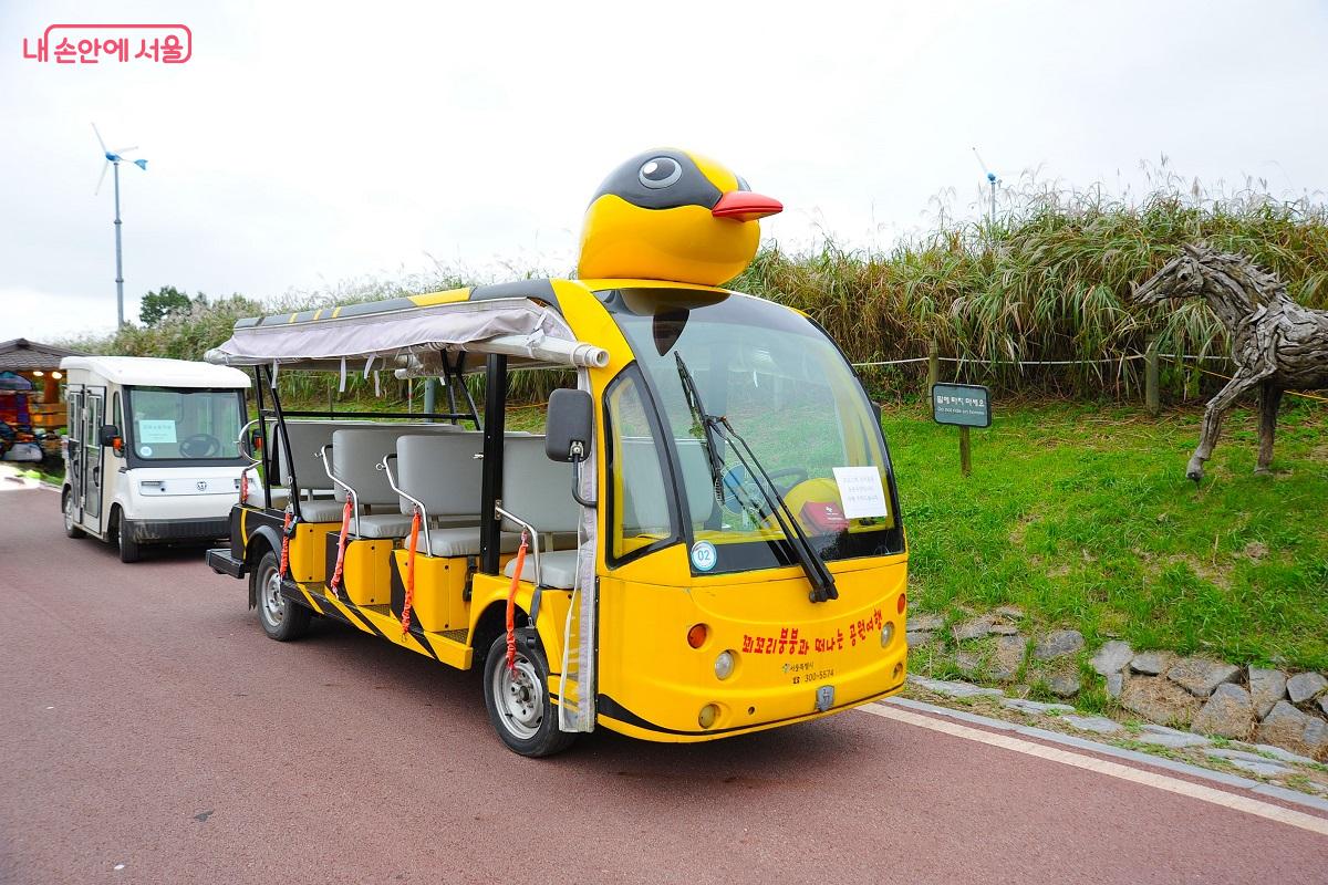 축제 기간 중 무료로 운행하는 ‘꾀붕카’도 만나볼 수 있다. ⓒ조수봉