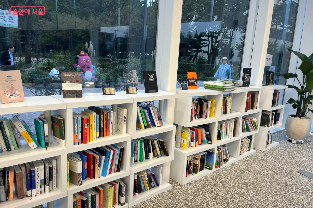 1층 한편에 준비된 다양한 분야의 도서 ©김연희