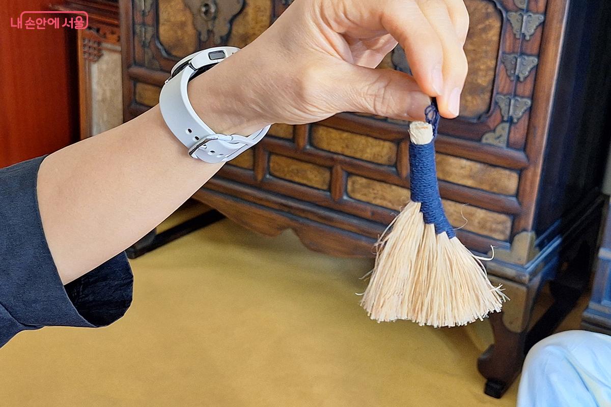 완성된 볏짚 열쇠고리를 들고 있는 참가자의 모습 ©백승훈